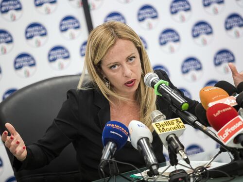Giorgia Meloni appesa a testa in giù. Manifesti choc e la sinistra non condanna: a Piazzale Loreto c'è ancora posto