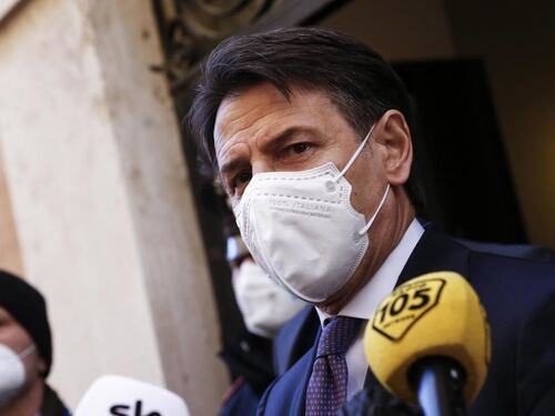 Estinzione o scissione, il terzo mandato fa implodere il M5s. La mossa disperata di Grillo e Conte per salvare la baracca