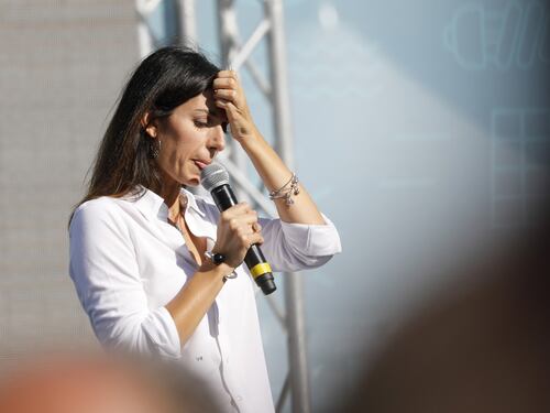 I romani non vogliono più la Raggi. Beppe Grillo li insulta: gente di fogna