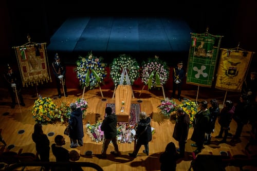 Funerali Ornella Vanoni: Milano si ferma per la sua regina. Folla, lacrime e applausi senza fine