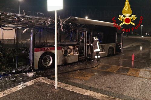 Autobus Atac in fiamme sulla Colombo. Solo quest'anno 23 casi