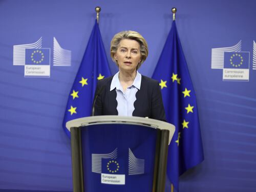 Spariti gli sms Von der Leyen-Pfizer. La commissione Ue non trova più i messaggi sul vaccino