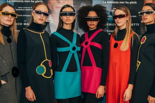 Cerchi, plissé e linee spaziali: ecco l'alta moda di Cardin
