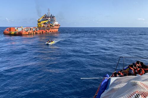 Migranti, fermo per la Sea Watch Aurora dopo un salvataggio. L’ong rischia 10mila euro di multa