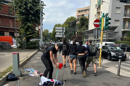 Vandali incappucciati assaltano un gazebo di FdI. Meloni: "Attacco vile, non ci fermeremo"