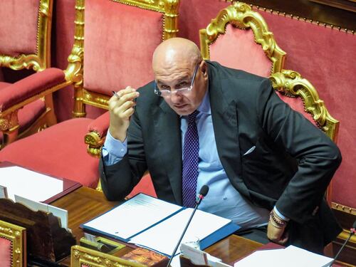 Crosetto fumina Vannacci: “Si creano degli eroi e poi…”. Situazione tesa