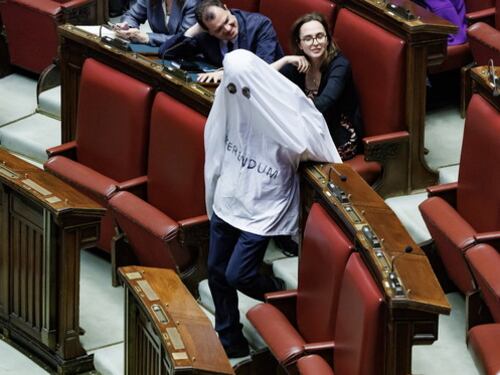 Magi-fantasma riunisce Renzi e Calenda: "Non è politica". E Schlein va in crisi