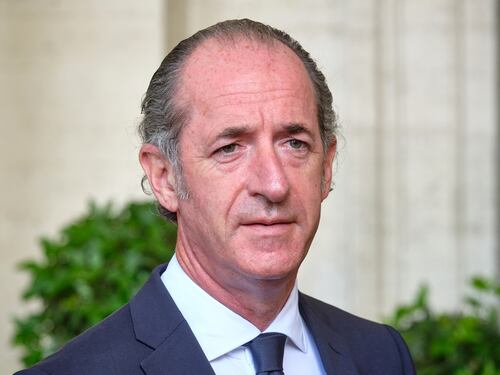 Zaia dimentica gli alleati. FdI gli corregge i manifesti