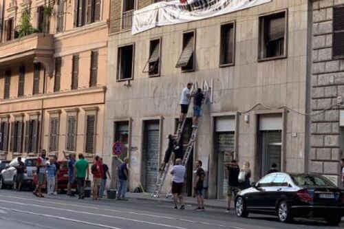 CasaPound cancella la scritta. Raggi: "Ora via allo sgombero"