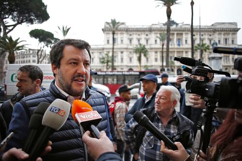 Solito copione, Salvini accusato di abuso di potere: " Vergogna, rischio 15 anni di carcere"