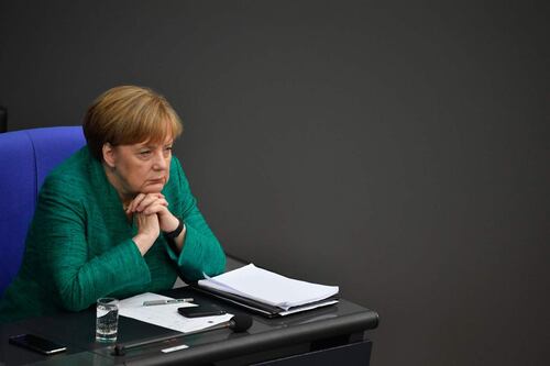 Merkel in bilico. Il ministro Seehofer: via se non cambia sui migranti