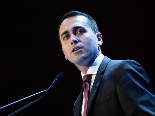 Di Maio: "Avanti col reddito cittadinanza, in cambio 8 ore lavoro pubblica utilità"