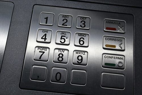Contanti, scatta la tagliola bancomat anche per gli spicci