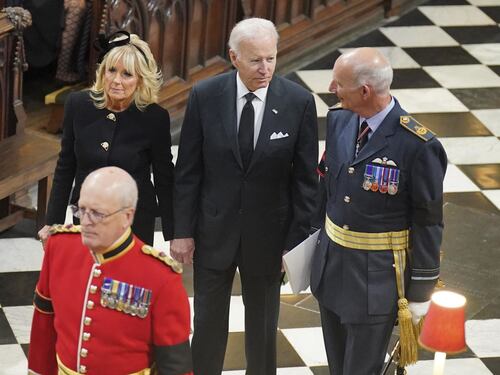 Jill Biden, il look ai funerali della Regina Elisabetta diventa un caso: si presenta così