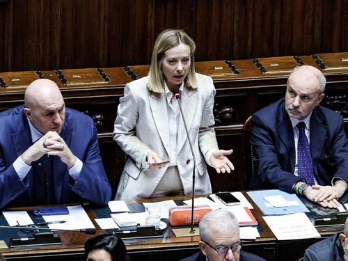 Ue, Meloni: "Quella di Ventotene non è la mia Europa". Caos in Aula: la sinistra ci casca