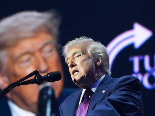 Trump: "Accordo o tornano le bombe". Attesa per i negoziati con l'Iran