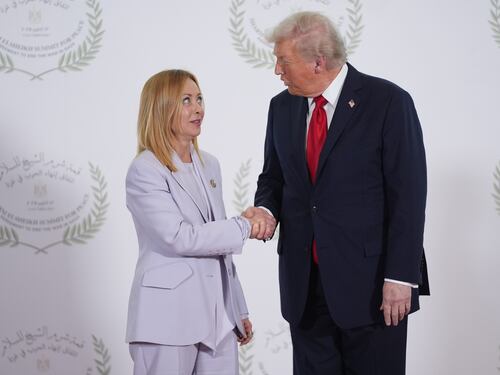 Trump elogia Meloni: "Governante molto forte", travaso di bile a sinistra dopo la pace storica