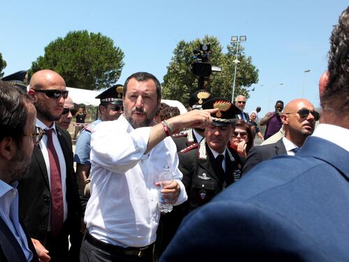 La Ue a Salvini: "In Libia no porti sicuri". Il ministro: "Così si aiutano gli scafisti"