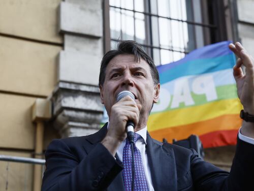 M5S, cade il divieto di metterci la faccia. E i grillini “oscurano” Conte
