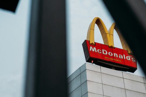 McDonald's, allerta per l'Escherichia Coli: una vittima e decine di malori