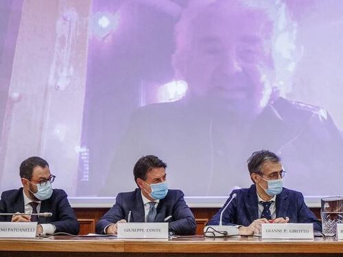 La sorpresina di Conte ai militanti, sparito il tetto dei due mandati (all'insaputa di Grillo?)