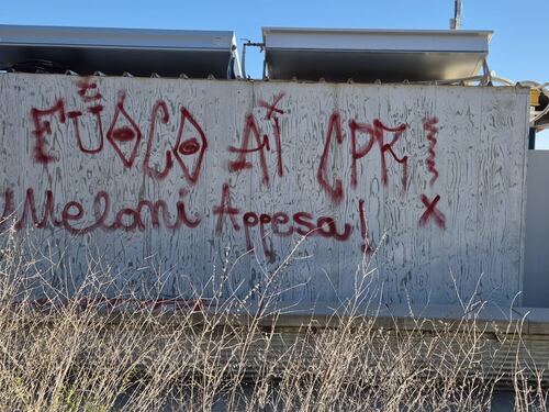 Grado, scritte choc contro Meloni e forze dell'ordine: l'ultima follia degli anarchici