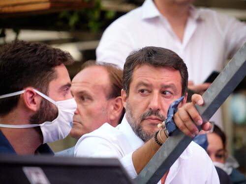 Caos migranti, ipocrisia sinistra: così fan tutti ma paga solo Salvini