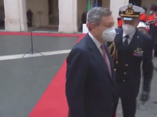 Che svista per Mario Draghi, così manda in tilt il Cerimoniale: ripreso in extremis