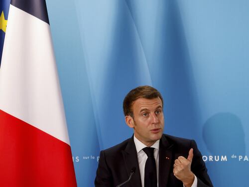 Macron sabato riapre i negozi