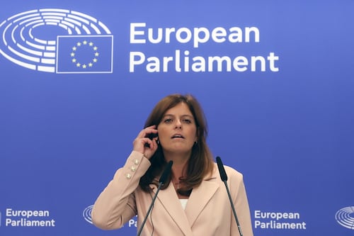 Ilaria Salis, che euroschiaffo: bocciati gli emendamenti per tutelare chi occupa