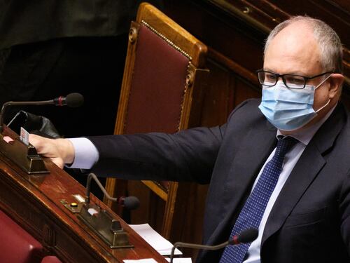 Il Pd di Roma a rischio implosione per colpa di Letta: i sondaggi su Gualtieri fanno tremare