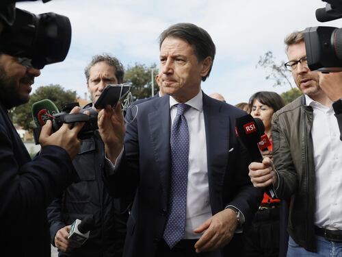 Ennesima figuraccia di Conte: accusa la premier di fuggire. Ma Meloni era andata ai funerali dei carabinieri uccisi...