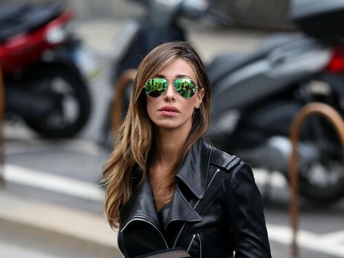 Belen Rodriguez fuma in volo, denunciata dopo l'atterraggio di emergenza