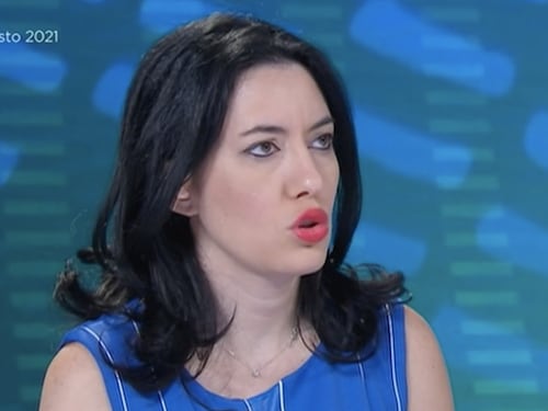 La rosicata di Lucia Azzolina, ora attacca Draghi sul green pass: non è risolutivo. E i banchi a rotelle?