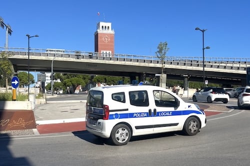 Pescara, gli chiede i documenti e picchia un vigile urbano
