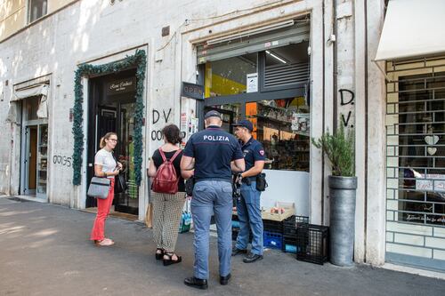 Commercio, i nostri negozi chiudono. Ma quelli degli stranieri invadono le città