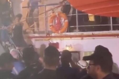 Sea Watch attracca a Lampedusa. Arrestata la comandante Carola