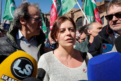 Salis, infiamma il caso sugli assistenti. Fdi: "Perché ha cambiato residenza dopo i controlli?