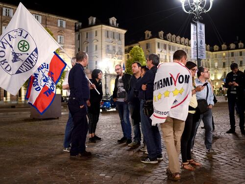 Cari elettori, piantatela di fare gli ultras e ricominciate a ragionare