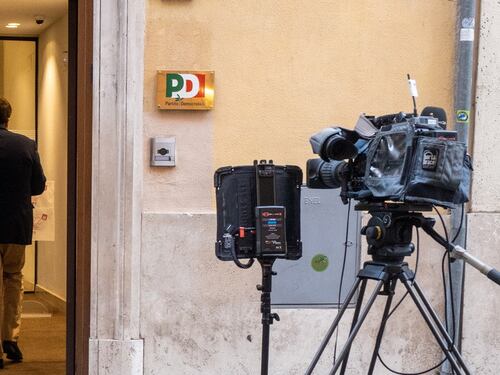 Pd nel caos: "Ora con il M5s", "Renzi torni a casa". Dem spaccati sul futuro