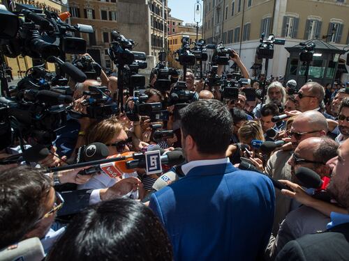 Politici in sandali per la crisi d'agosto
