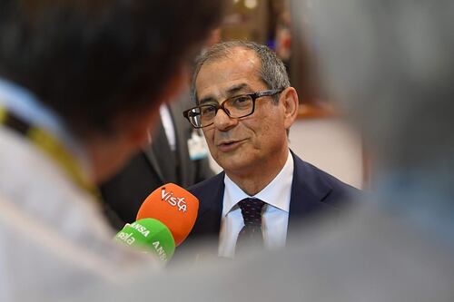 Tria frena sul reddito cittadinanza: "In base agli spazi finanziari disponibili"