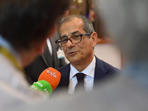 Tria frena sul reddito cittadinanza: "In base agli spazi finanziari disponibili"