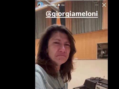 Flotilla, le lacrime di Elisa a favore di telecamera e il messaggio a Meloni: “Stanno morendo...”