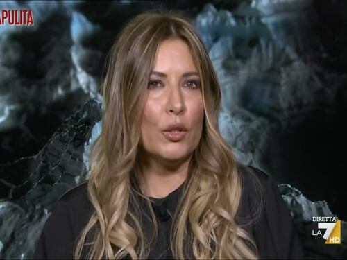Piazzapulita, l'imbarazzante posizione di Selvaggia Lucarelli sul video di Beppe Grillo: "Pd e Renzi non sono meglio"