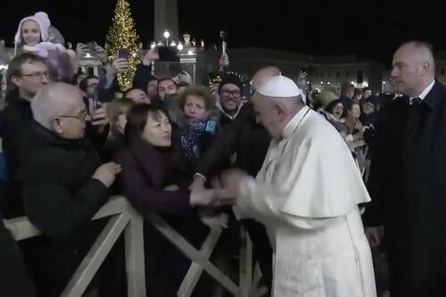 Papa Francesco strattonato in piazza. Come riesce a liberarsi