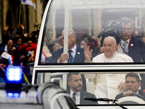 Papa Francesco: "Per favore fate più bambini", e benedice una donna incinta