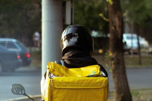 Glovo, scatta l'intervento dei pm: "Rider sfruttati". Ecco la paga per una consegna