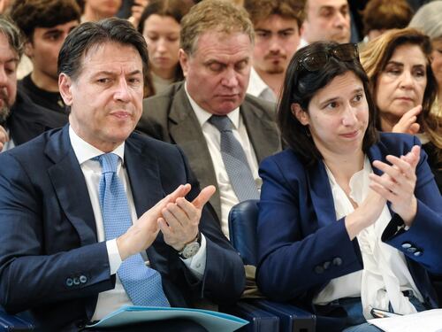 Pd travolto dalle inchieste. La svolta garantista di Schlein, Conte si sfila