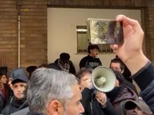 La Sapienza, bottiglie lanciate e vigilante colpito dal collettivo di sinistra